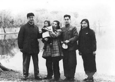 1953年,金庸和同学在西湖边
