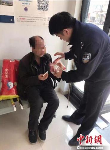 图为:民警买来面包给老人充饥 台州公安供图