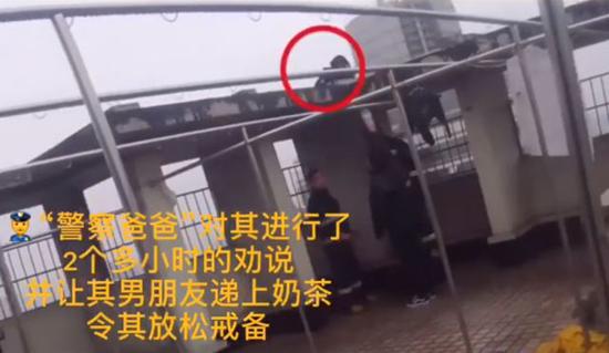 抓准时机,果断出击将人救下