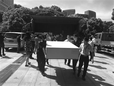 昨天下午2点左右,绿城的红色货车到达会场门口,此次绿城投标的文本以及模型重量据说达一吨。 记者 董吕平 摄