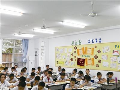 温八中七、八年级的不少教室里都装了新空调。蒋文广摄