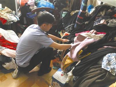 民警在堆积如山的衣服里找到了林女士等人被偷的衣物