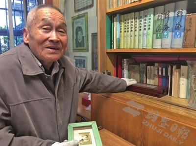 虞安明展示他的书柜