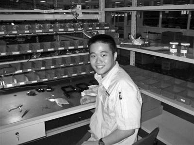 曹志欣在永新光学实习。永新光学供图