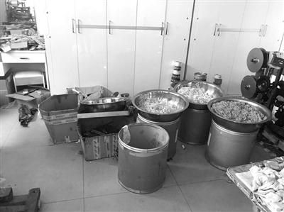 几百个安全套被堆放在不锈钢盆里,工人们用硅油给这些劣质安全套上油。