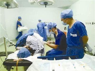 宁大附院医生在为产妇实施分娩镇痛(由受访单位提供)