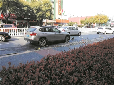 肇事车边上散落着垃圾、簸箕……