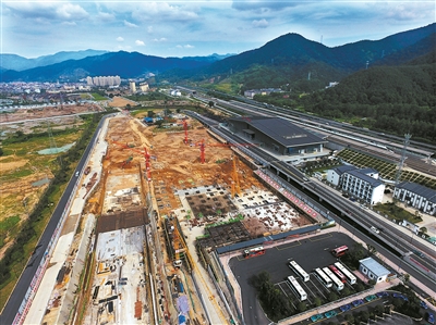 杭黄高铁富阳站站前广场施工现场