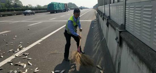 执勤人员清理路面 金华高速交警提供