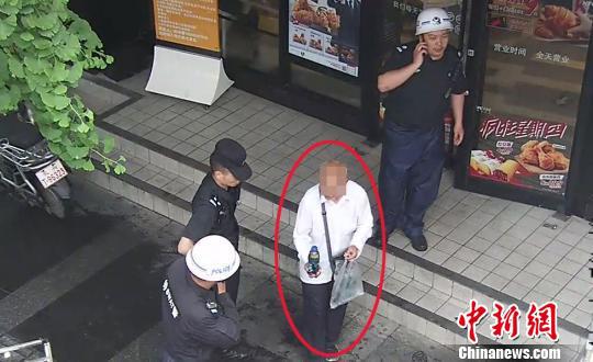 大爷恶意拦车讨“喜”。长兴公安提供