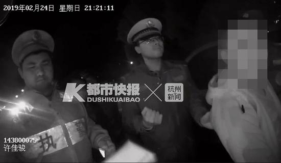随后,交警将该男子带至医院进行血液酒精检测,并传唤至中队接受调查。