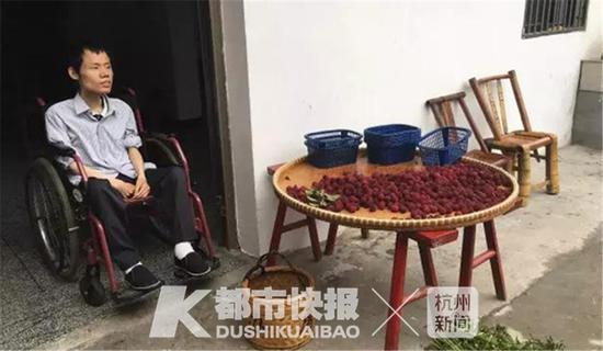 屠棟生前在家門前