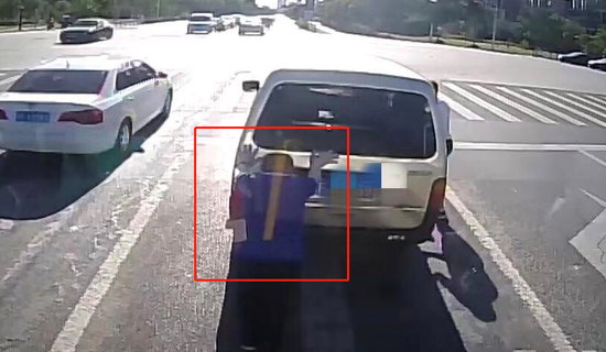 陈玉林下车帮忙推车。朱晓青提供