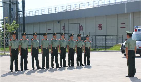 武警官兵顶着烈日进行队列会操。 温州武警供图