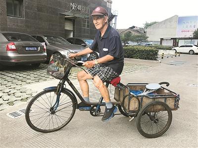 图为姜善庭老人骑着三轮车去拾荒。 (陈朝霞 林婷婷 摄)