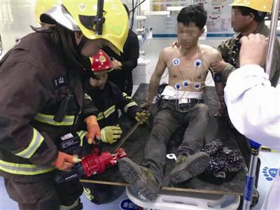 消防队员对钢筋进行剪切 通讯员供图