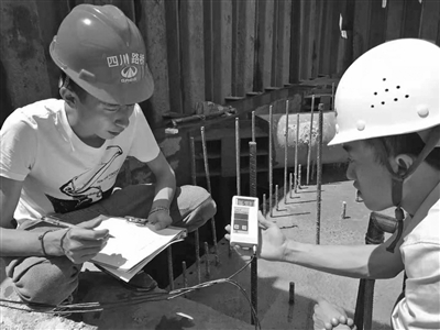 三官堂大桥项目工程部在工作