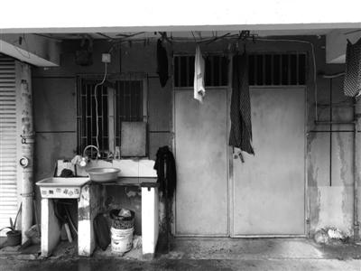 涨鑑碶小区车库部分还搭建了晾衣架