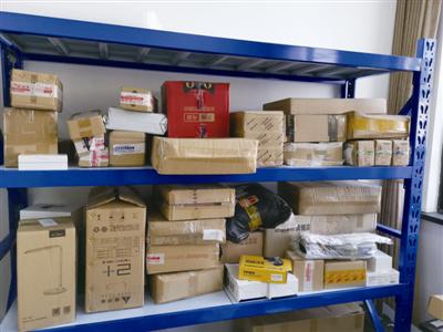 庄某留下的商品堆满了整间屋子 通讯员供图
