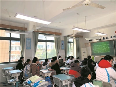杭州市十五中学生在改造后的智能教室上课 记者 胡鸿 摄