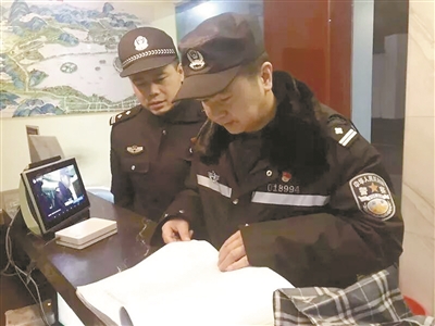 叶赖友(右)工作照。