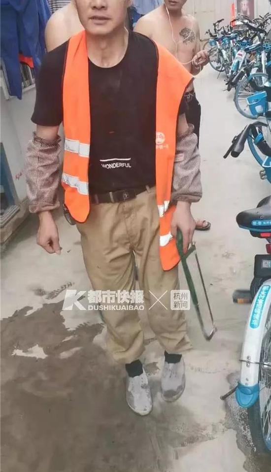 一个工人拿着锯子正准备锯锁
