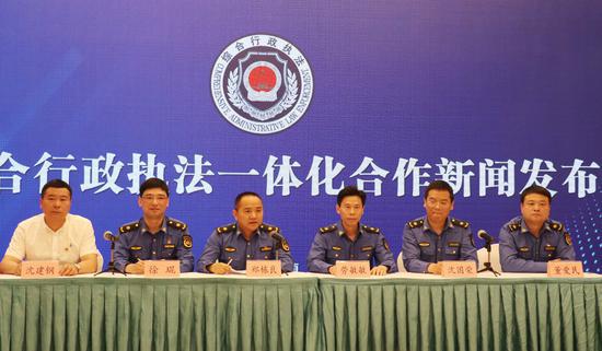 湖嘉综合行政执法一体化合作启动仪式 戴佩佩 摄