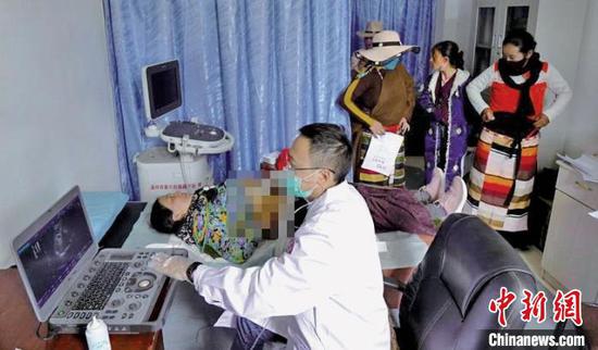 温州“超女来了”志愿服务队为藏民问诊、做检查。温州市人民医院供图
