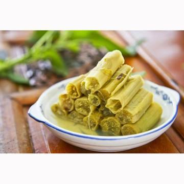 杭州大伯吃一整碗腌苋菜梗 嘴唇和指甲开始发紫