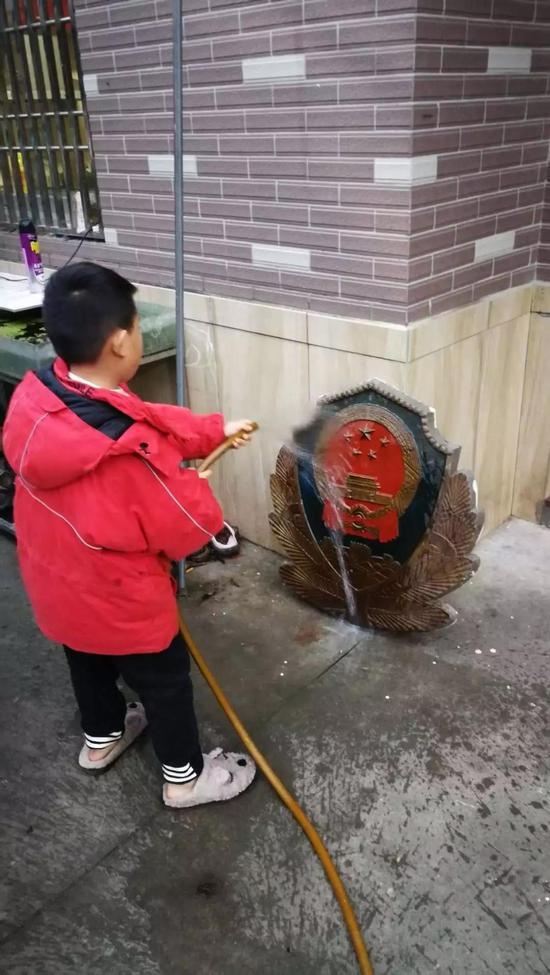 图为:8岁“警二代”清洗旧警徽 玉环公安供图