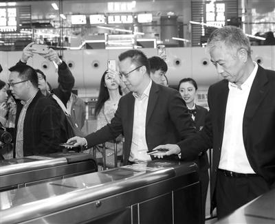 蚂蚁金服董事长兼CEO井贤栋(右二)体验扫码过闸