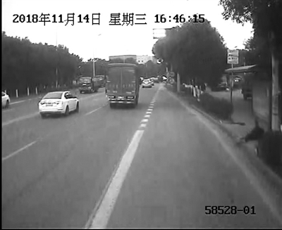 晕倒在公交站台的男孩。 监控视频截图