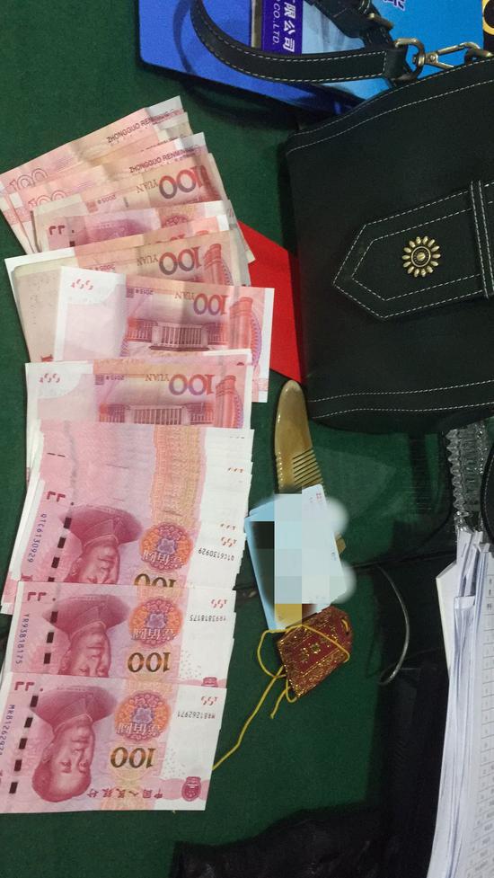 火车站客运值班员变“捡包达人” 奚金燕 摄