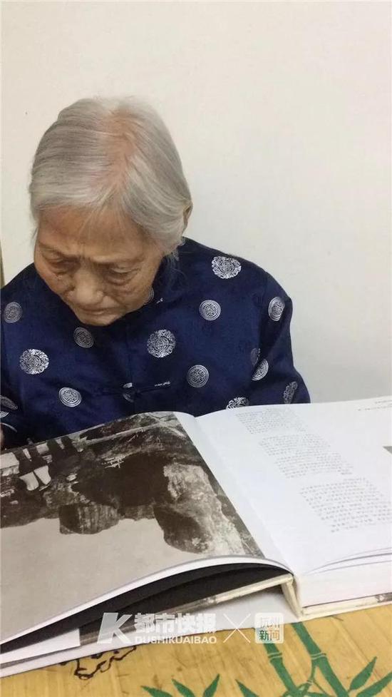 黄奶奶在看书