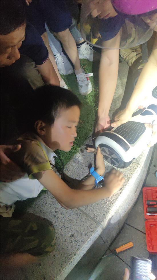 图为:消防正在救援。周望桥 摄
