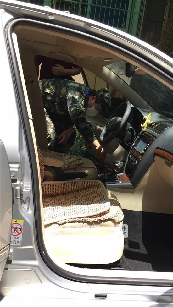 蛇是怎么钻进车里 8d0a-isyparh6919531.jpg