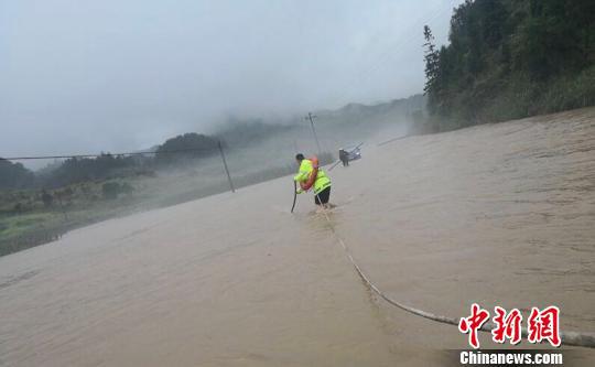 救援现场 郑宏亮 摄