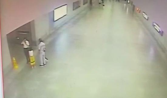 客运员发现小女孩在地道显得很无助。斯多林 摄