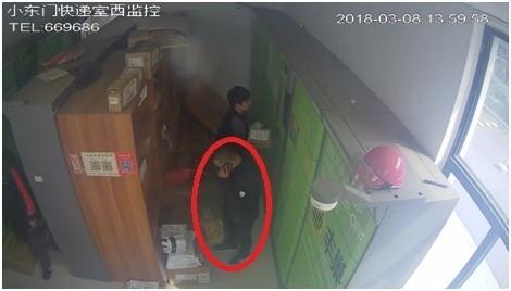 盗贼胃口越来越大,顺手牵“羊”拿着三个快递离开
