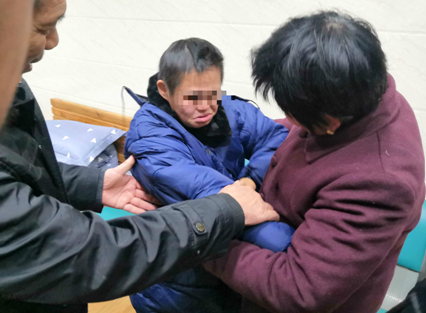 见到亲人的“霞霞”哭得特别伤心