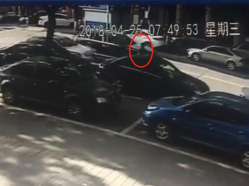 事故原因:在没有超车条件的路段超车