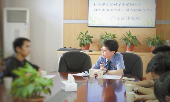 “帮教课堂”上,检察官和涉案未成年人谈心