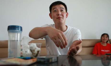 项继良回忆救人经过。 秀洲公安提供