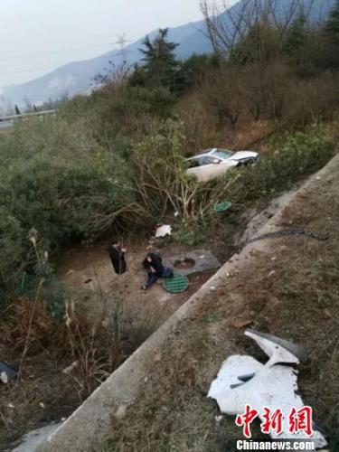 车辆冲下高速路 嵇斌兵 摄