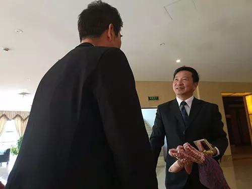 翁仁康握住谢永康的手说:这件事做得好。