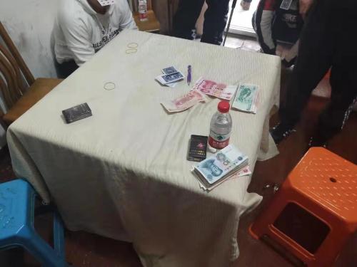 20平米的房间内挤进19名男男女女,被“一锅端走”
