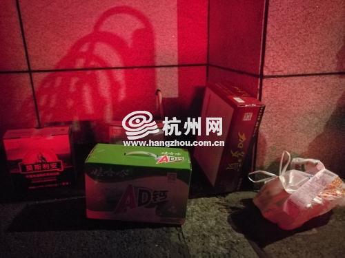 收到爱心人士对消防员的倾心关爱,这些硬汉们非常感动,有的甚至眼含热泪……