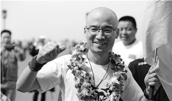 王维跑完百公里后心情大好。