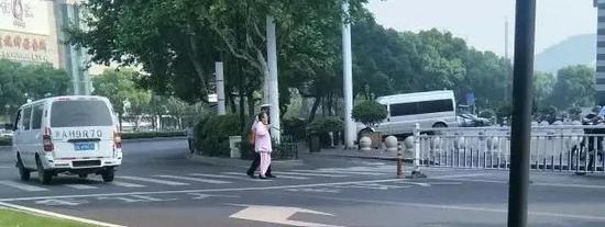 (交警茅智雯付老奶奶过马路)