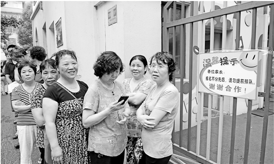 尽管幼儿园一再重申,报名不分先后,每年幼儿园新生报名仍然会有不少家长前来排队。资料图片 记者 董旭明 摄